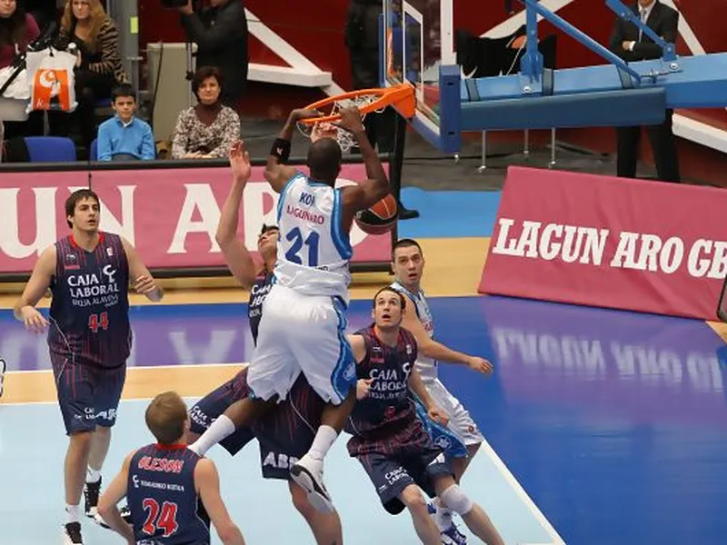 Caja Laboral amarra la Copa y se la aleja aún más al Lagun Aro (80-83)