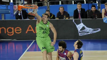 El mejor Caja Laboral del año endosa la segunda derrota consecutiva a un desdibujado Barcelona sin Navarro (71-60)