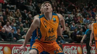 La reacción final de Luke Harangody da vida a Valencia Basket para la vuelta (75-76)