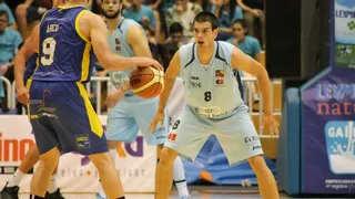 Àlex Llorca renueva su compromiso con el Cafés Candelas Breogán