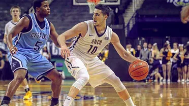 Los triples de Francis Alonso se celebran a ritmo de “El Toro Loco” en UNCG