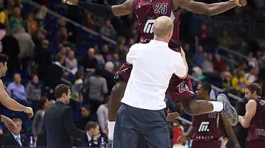 Ekene Ibekwe, exuberancia atlética para el juego interior del Lagun Aro