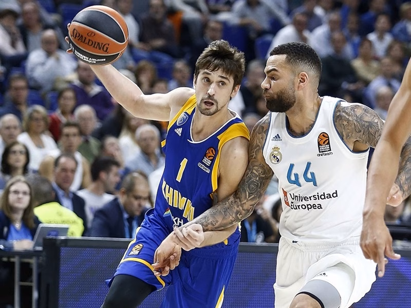 Khimki roba la primera victoria de Madrid a base de físico y el talento de Shved (80-86)