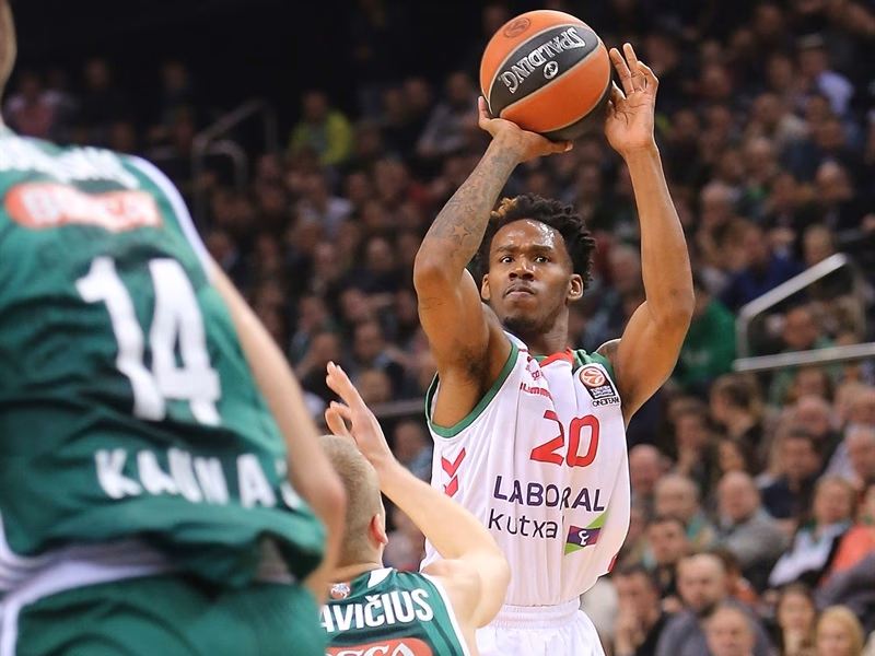 Adams y James llevan al Baskonia a triunfar en Kaunas