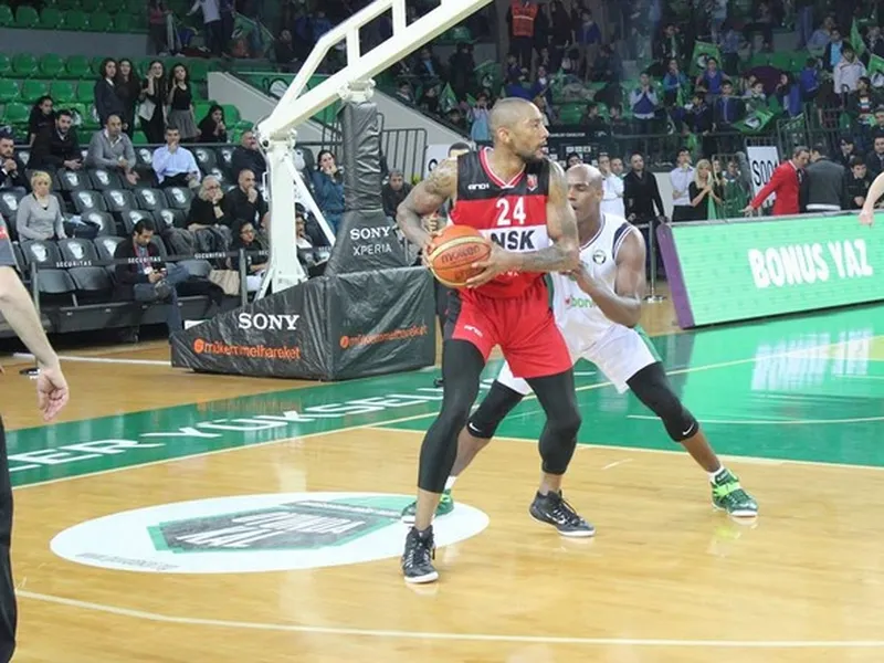 Jornada de sorpresas; tremendo duelo anotador Farmar-Haislip; el enigma Lofton