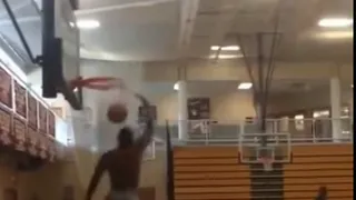 ¿Triple y “Molino de viento” en la misma acción? Donovan Mitchell lo hace posible