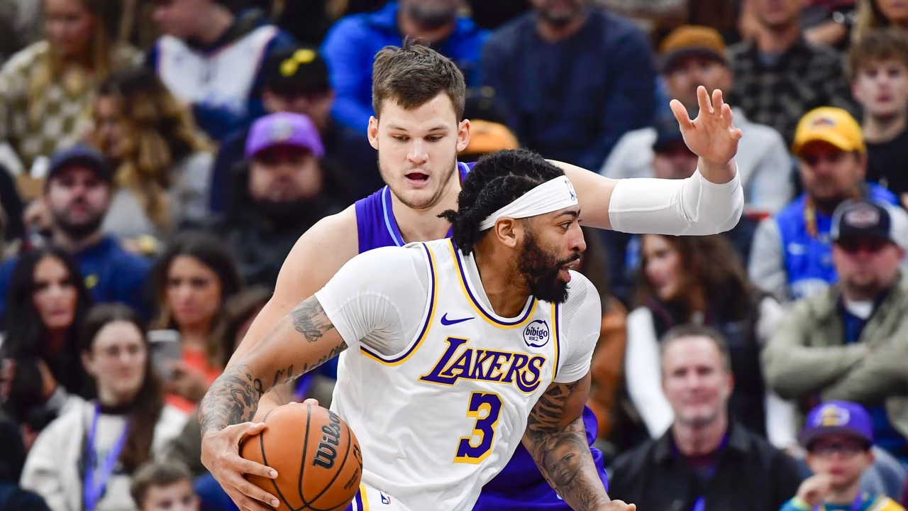 El pivot que quieren los Lakers: es más alto que Davis y promedia 3 bloqueos por partido