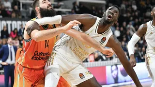 Valencia sigue remando a contracorriente y Micic celebra su cumpleaños en el Palau