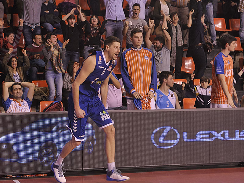 Palmeo ganador de Sinica. Huesca destroza el factor cancha de Oviedo