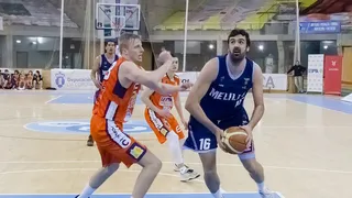 Melilla cae con tangana en Riazor. Peñas Huesca, seis triunfos seguidos