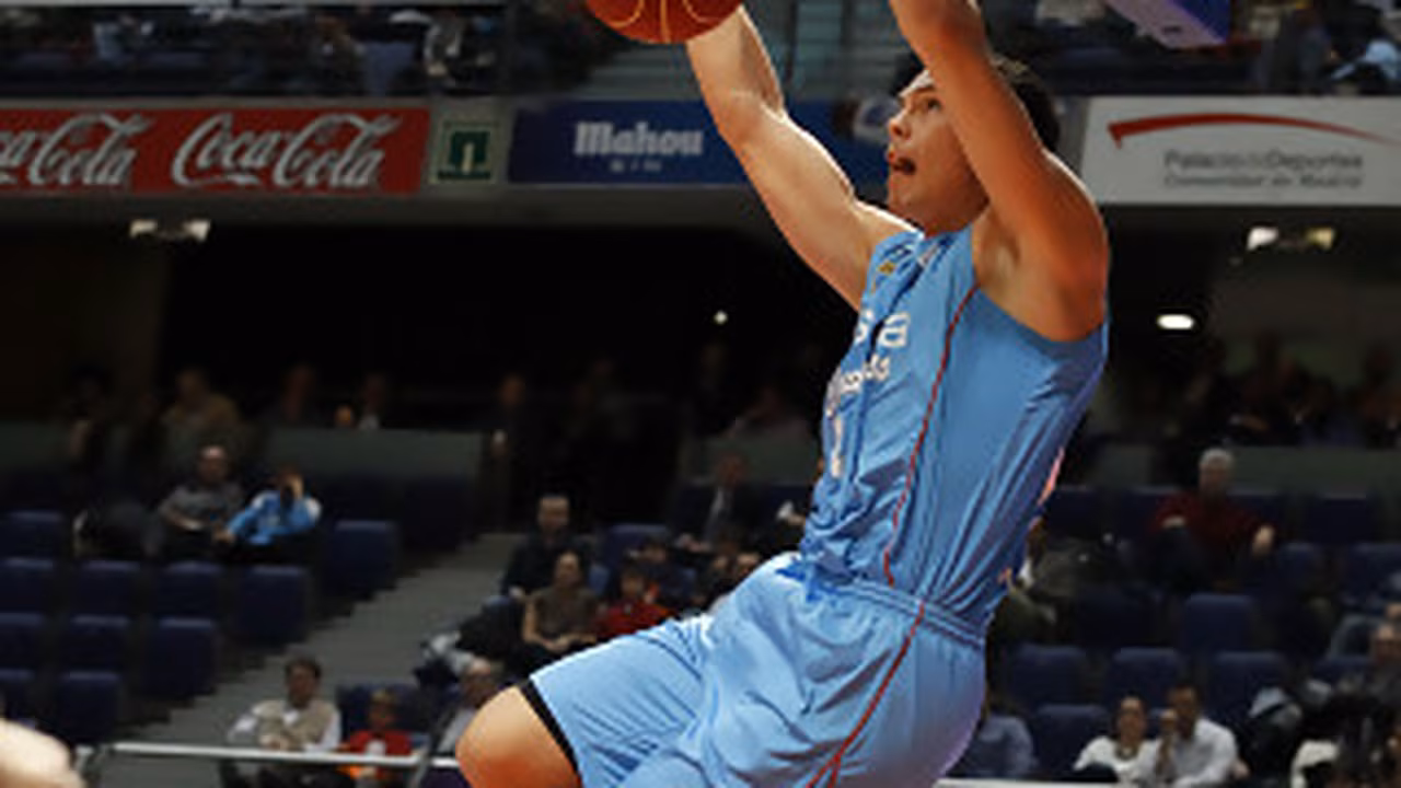 Un palmeo de Nogueira entierra al Lagun Aro GBC sobre la bocina (79-77)
