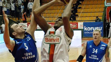 Fenerbahce sufre ante Karsiyaka. Besiktas, en crisis. Penney vs Tucker. Chuck Davis, MVP.