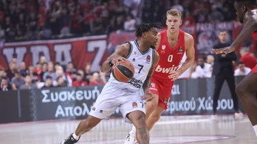 Chris Jones pone de nuevo a Valencia Basket en lo alto de El Pireo