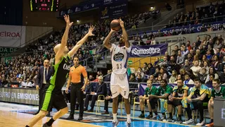 Calloway lidera a un quinteto inusual para conseguir la victoria (82-73)