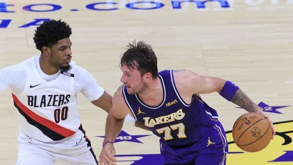 Luka Doncic anota 37 puntos, pero los Warriors de Curry remontan 25 a los Lakers