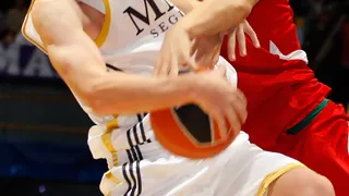 El Madrid sigue a lo suyo; Hansen se entona desde el triple