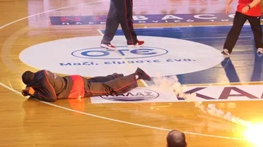 Copa Griega: Hines golpeado por una bengala, Bramos agredido y victoria de PAO