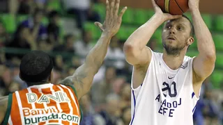 Debacle de Fenerbahce, triple salvador de Savanovic; Galatasaray, a un paso de la final