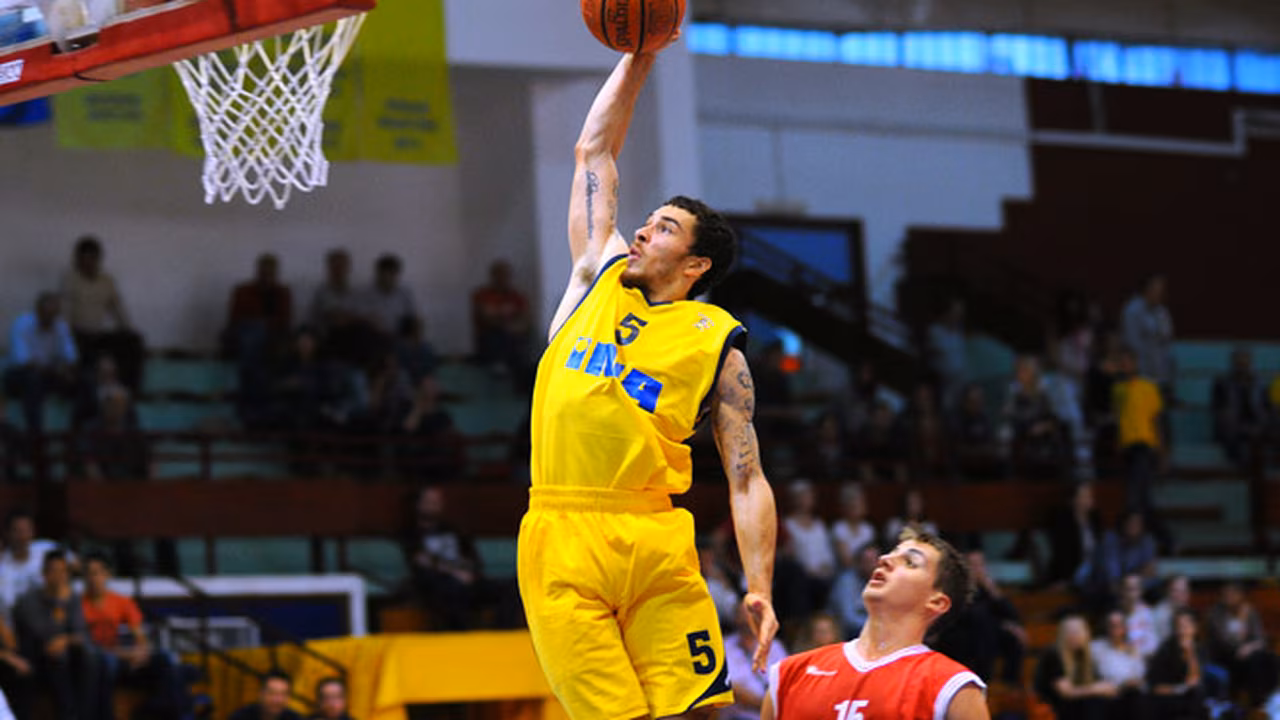 Mike James, base anotador y saltarín para Laboral Kutxa