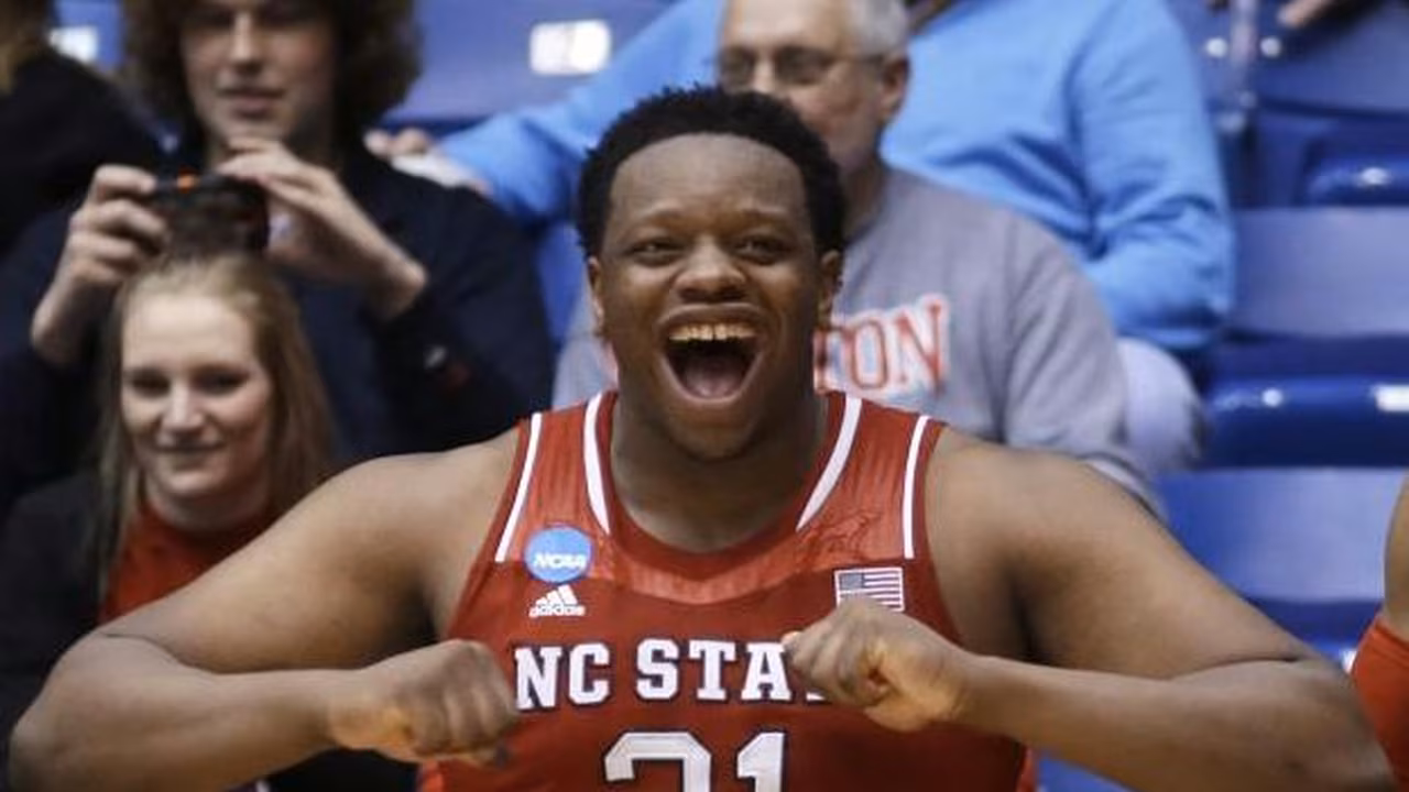 T. J. Warren le gana la partida a Semaj Christon. NC St y Albany pasan a 2nd Round