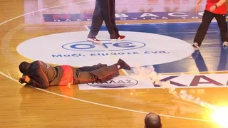 Copa Griega: Hines golpeado por una bengala, Bramos agredido y victoria de PAO