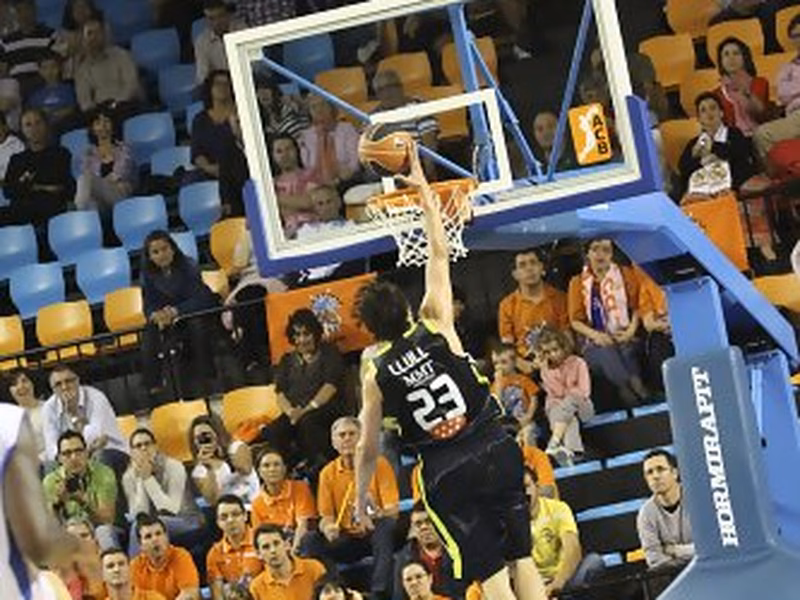 Un demoledor Llull, un eficiente Mirotic y un dominador Fischer derrotan a un Menorca Basquet que se despide de la ACB ante su público (76-91)