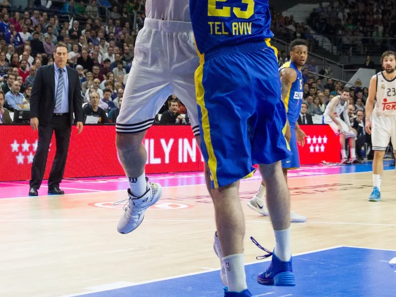 Reyes y Carroll lideran al Madrid en su venganza contra el Maccabi (86-75)