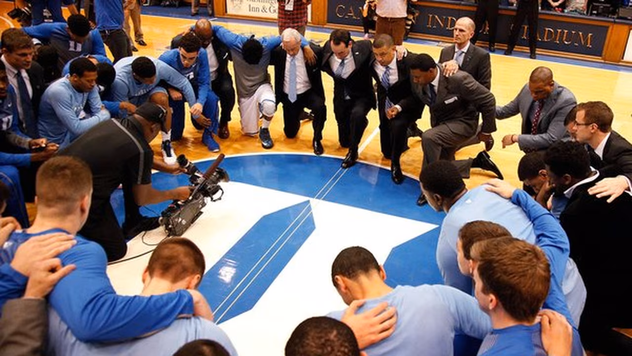 Duke y North Carolina olvidan su rivalidad por un minuto; Zanoguera, estrella en Toledo