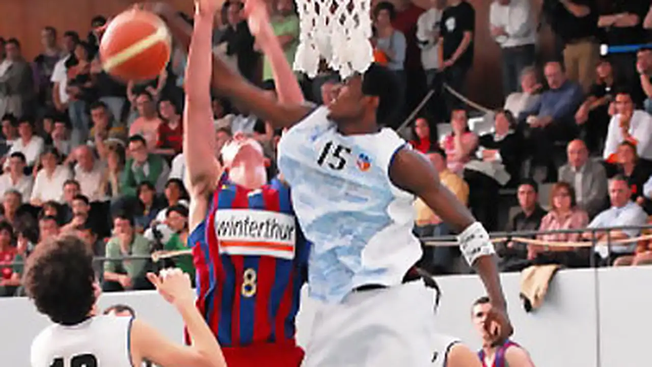 El congoleño Serge Ibaka y nacional Alex Llorca proclaman al <i>Hospi</i> Campeón júnior de Cataluña