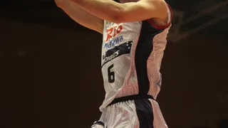 Río Natura Monbus atropella a Manresa y se acuesta líder (88-64)