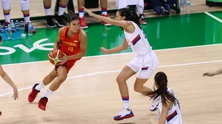 La selección femenina debuta con victoria ante la campeona de Europa (59-65)