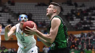 La Penya despierta a tiempo y remonta en el último cuarto (90-87)