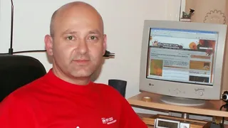 Darryl Middleton le dedica su camiseta a Carlos Cardesa, campéon de la Cyberliga