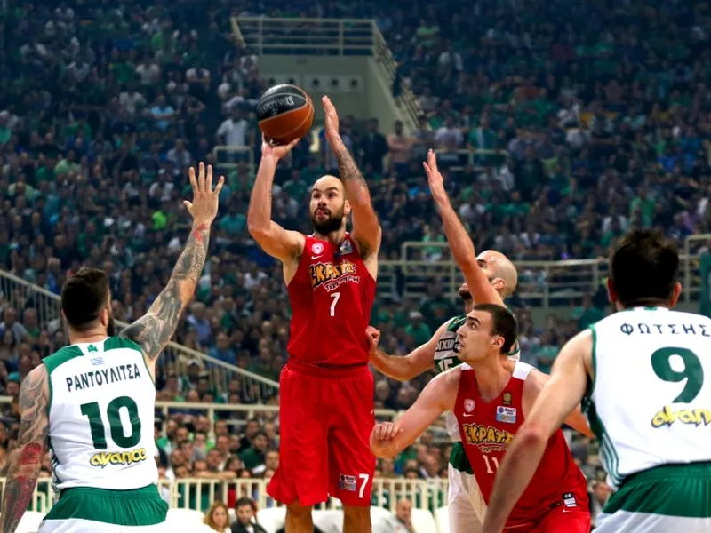 Un triplazo de Spanoulis en la cara de Diamantidis da la liga al Olympiacos (Vídeo)