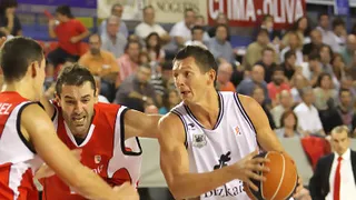 Bizkaia Bilbao Basket demuestra el porqué de su imbatibilidad en pretemporada con una exhibición en Manresa (59-86)