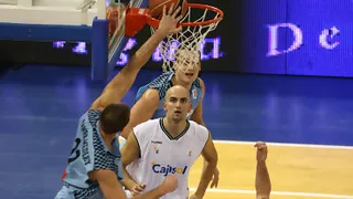 Cajasol se lleva el partido de las primeras urgencias; Estudiantes sigue sin conocer la victoria