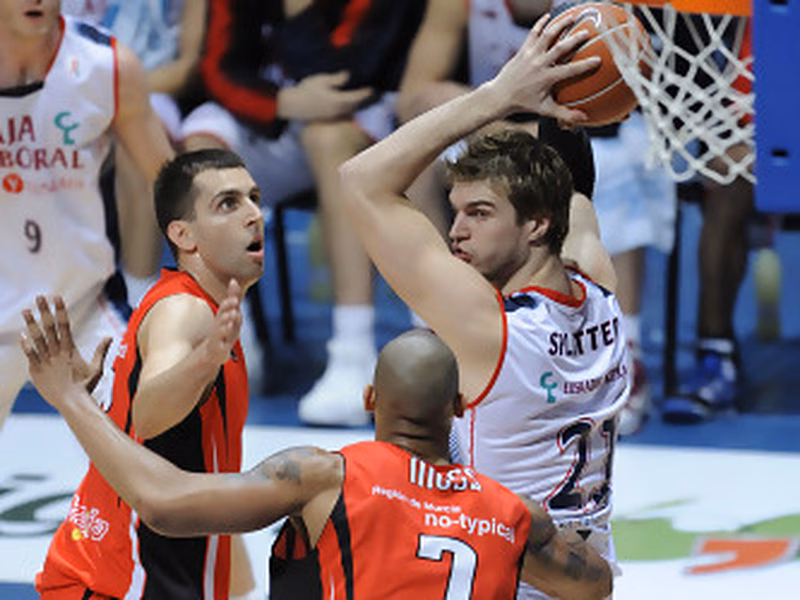 Tres minutos le bastan al Caja Laboral para conseguir su decimoquinta victoria en ACB