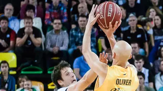 Albert Oliver sienta cátedra en Miribilla en el catastrófico naufragio de Dominion Bilbao Basket
