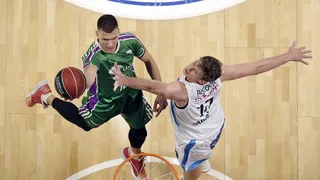 Unicaja aplasta al Monbus Obradoiro en la lucha por disputar la Copa