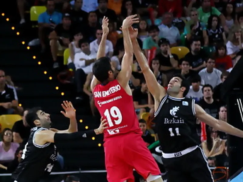 Fernando San Emeterio se redime con un tiro ganador sobre la bocina en Miribilla