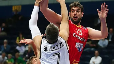 España vive en el filo pero vence a Alemania