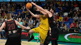 Iberostar Tenerife pierde pero mantiene el liderato por el average (84-89)