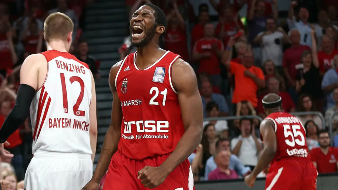 Trevor Mbakwe tapona las opciones de Bayern. Brose Baskets, a una victoria del título
