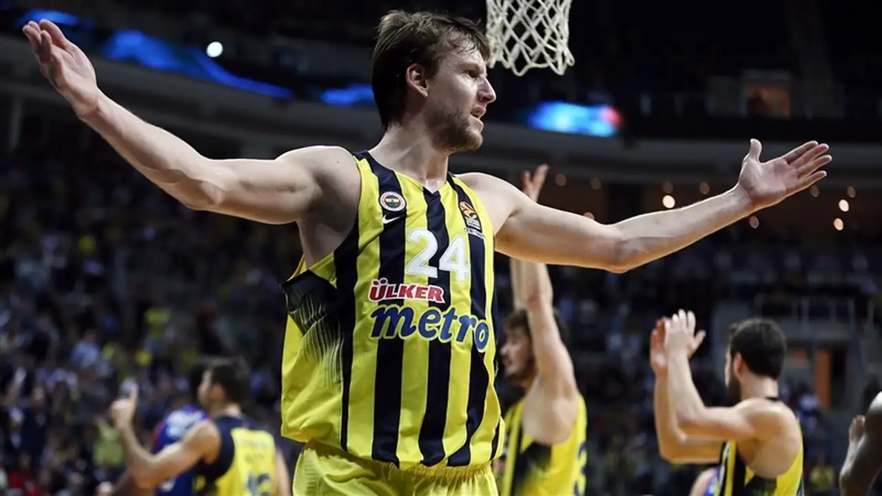 Zoco europeo: Jan Vesely y Victor Khryapa siguen en Fenerbahce y CSKA; Mbakwe, a Torino