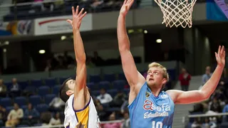 David Navarro, con la carta de libertad bajo el brazo