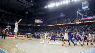 Carroll obra el milagro y pone al Real Madrid 2-0 en las finales (81-80)