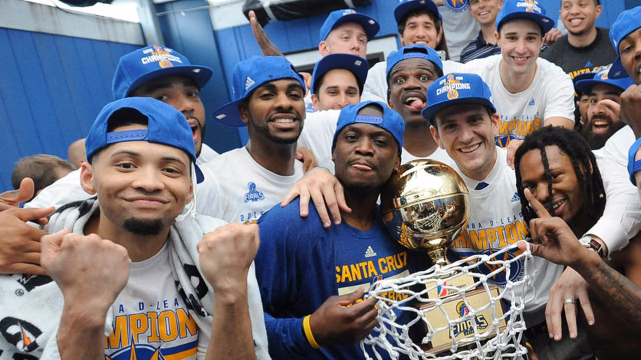 El ex Unicaja Ognjen Kuzmic, campeón de la D-League con los Santa Cruz Warriors