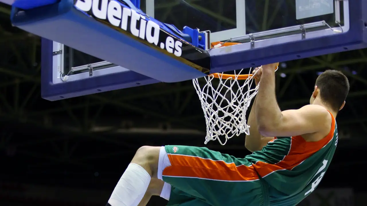 Baloncesto Sevilla revive estrenando entrenador y motivación a costa del Valencia Basket (79-72)