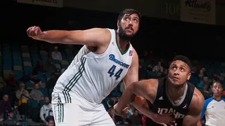 El gigante de origen hindú Sim Bhullar (2.25) logra un triple-doble en D-League (VIDEO)