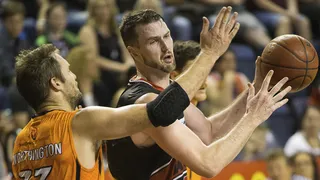 Reencuentro de ex-ACBs: Paco Olmos se lleva al australiano AJ Ogilvy a Puerto Rico